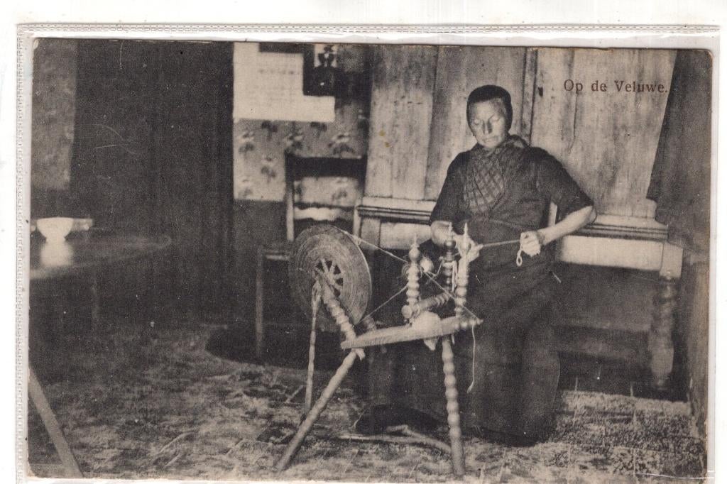 Veluwe Dorpsleven klederdracht aan het Spinnenwiel, Verzenden, Voor 1920, Ongelopen, Gelderland