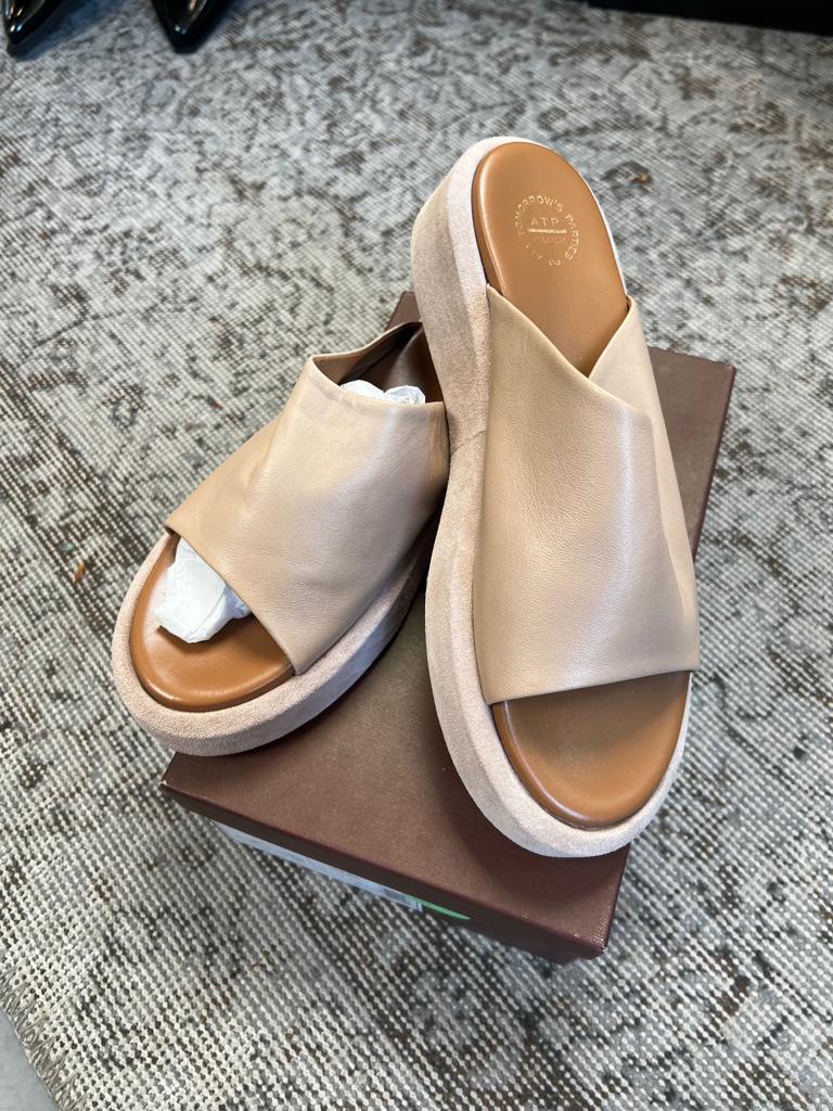 ATP atelier slippers leer plateau nieuw in doos mt 40+- TIEN, Slippers, TIEN concepts, -, Beige