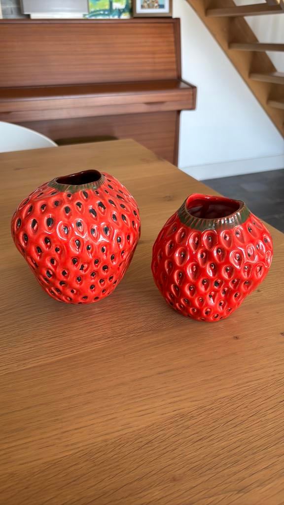 Des Pots aardbeien vazen, Aardewerk of Porselein, Nieuw, Ophalen of Verzenden, Minder dan 50 cm