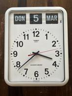 Twemco Dementieklok / Seniorenklok / Kalenderklok, Huis en Inrichting, Ophalen of Verzenden, Zo goed als nieuw, Analoog, Wandklok
