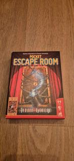 Pocket Escape Room: Achter het Gordijn (999 Games), Vijf spelers of meer, Ophalen of Verzenden, Zo goed als nieuw, 999 Games