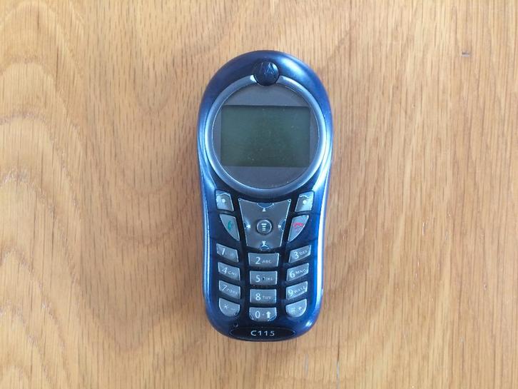 RUILEN: antiek / vintage MOTOROLA C115 mobieltje uit 2005, Telecommunicatie, Mobiele telefoons | Motorola, 6 megapixel of meer