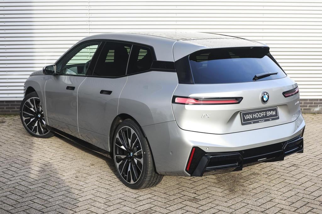 BMW iX xDrive60 M Sport / Panoramadak / Trekhaak / Adaptief, Auto's, BMW, Automaat, IX, Leder, 2480 kg