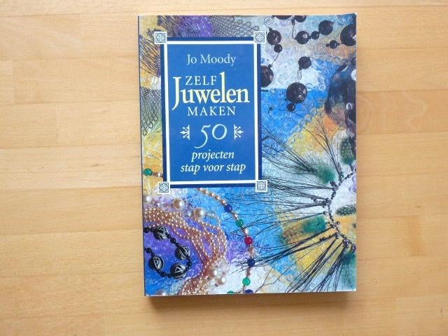 Zelf juwelen maken, Jo Moody, 50 projecten stap voor stap, Ophalen of Verzenden, Zo goed als nieuw, Sieraden maken