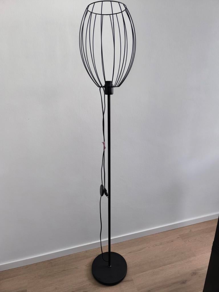 Zwarte metalen vloerlamp met draadkap, Huis en Inrichting, Ophalen, Modern, Industrieel, Zo goed als nieuw, Metaal