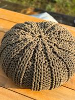 Gehaakte poef grijs, Huis en Inrichting, Banken | Voetenbanken en Poefen, Ophalen, Zo goed als nieuw, Rond, Minder dan 50 cm