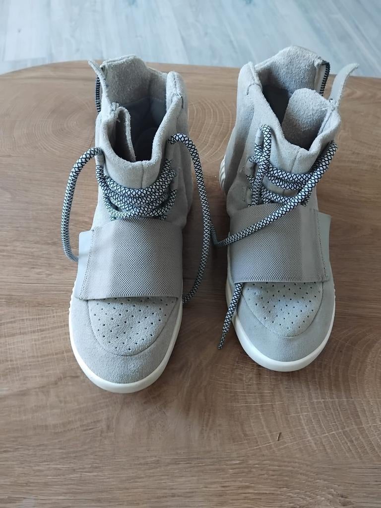 Originele Adidas yeezy Grey Gum maat 38.5., Kleding | Heren, Schoenen, Ophalen of Verzenden, Nieuw, Overige kleuren