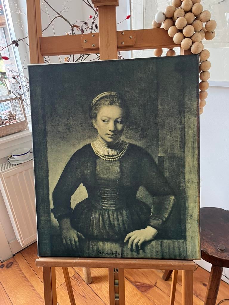 Jonge vrouw aan de onderdeur, Ophalen