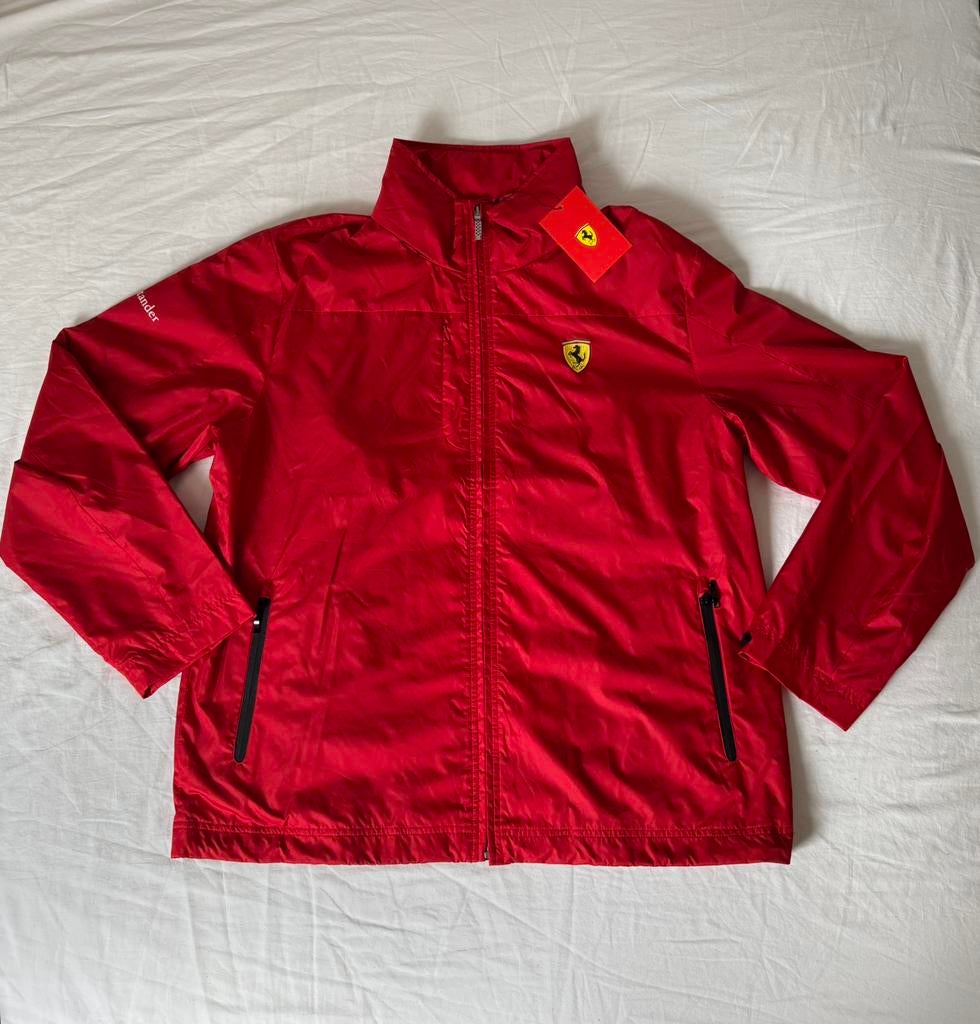Ferrari jas - nieuw met kaartje!, Kleding | Heren, Jassen | Zomer, Ophalen of Verzenden, Zo goed als nieuw, Maat 56/58 (XL), Rood