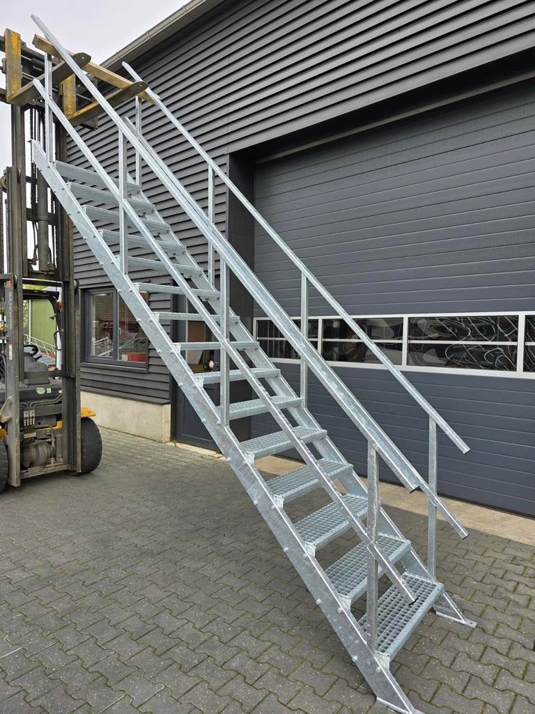 stalen trappen nieuw en gebruikt now101, Doe-het-zelf en Verbouw, Ladders en Trappen, Ophalen, 2 tot 4 meter
