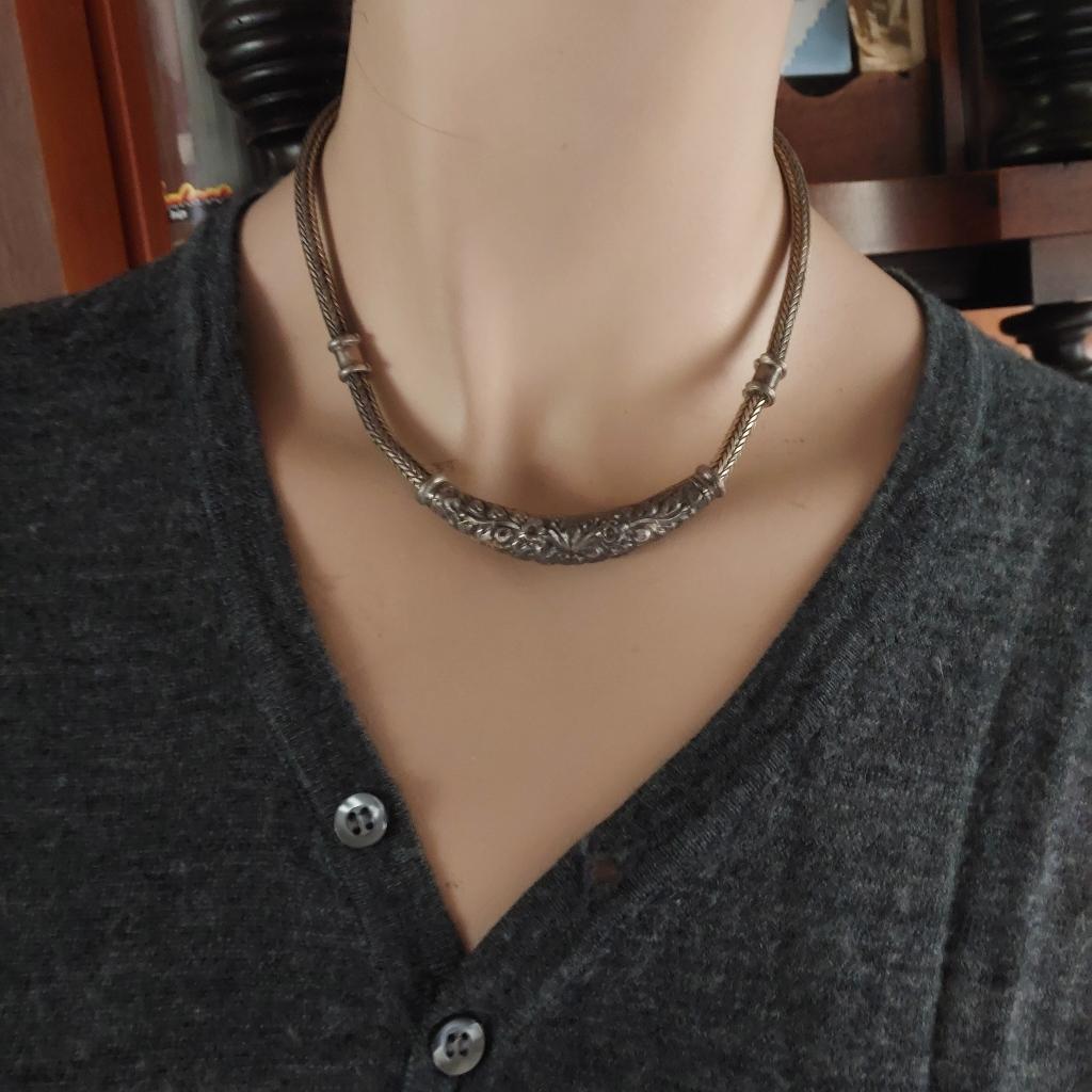 Een silvere ketting met een Dikke gevlogten rand  40 cm, Overige voorstellingen, Nieuw, Ophalen of Verzenden, Zilver