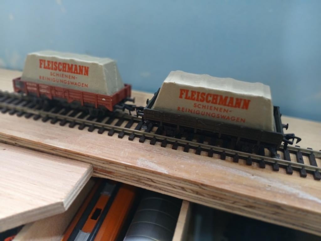 2 Fleischmann Schienenreinigingswagens H0, Hobby en Vrije tijd, Ophalen of Verzenden, Gebruikt, Wagon, Fleischmann