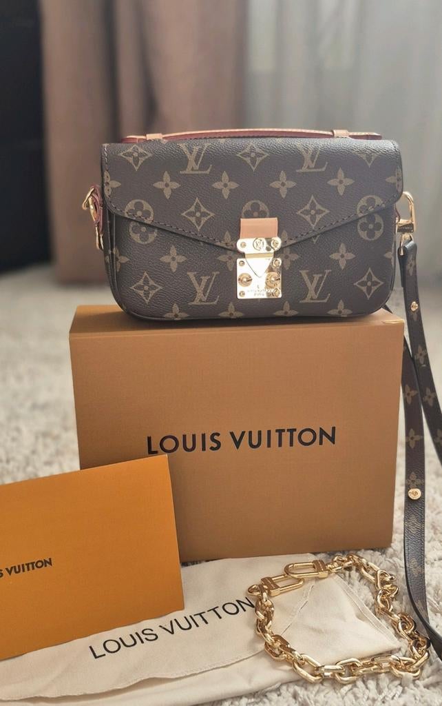 Louis Vuitton East West Pochette, Ophalen of Verzenden, Zo goed als nieuw, Zwart