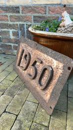 Gietijzeren roestige brocante jaartal plaat van brug., Ophalen