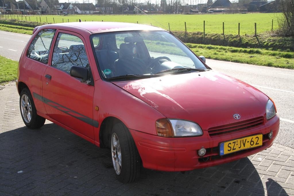Toyota Starlet 1.3 16V 1998 met stuurbekrachtiging & spoiler, Auto's, Toyota, Voorwielaandrijving, Stof, 4 cilinders, Starlet