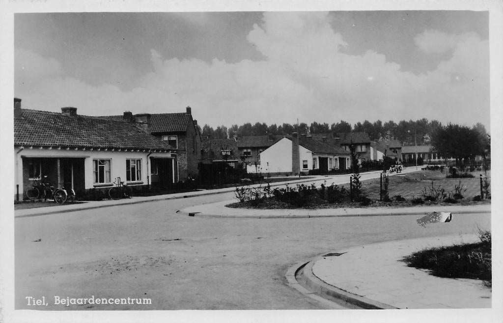 Tiel - Bejaardencentrum (uitgave 1957), Ophalen of Verzenden, 1940 tot 1960, Ongelopen, Gelderland