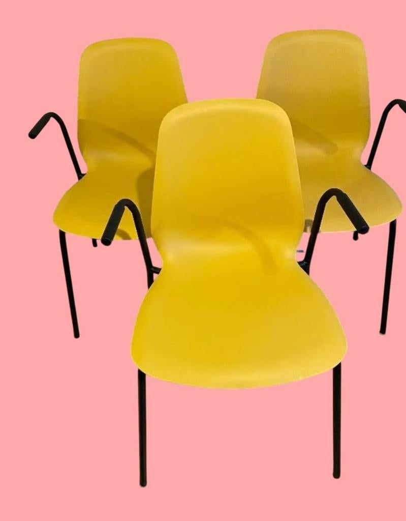 Drie stoelen en klaptafel voor aan de muur, Ophalen, Drie