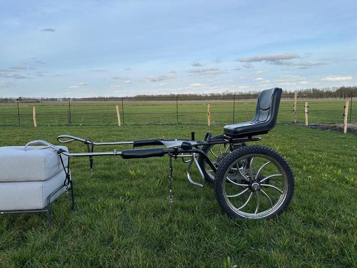 Zo goed als nieuw! Zwarte Sulky Pien 19”, Dieren en Toebehoren, Rijtuigen en Koetsen, Zo goed als nieuw, Sulky, Pony, Gesloten