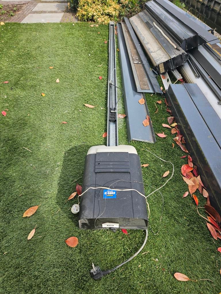 Garagedeur motor met 2 afstandsbedieningen, Ophalen, Gebruikt, Overige materialen, Overige typen