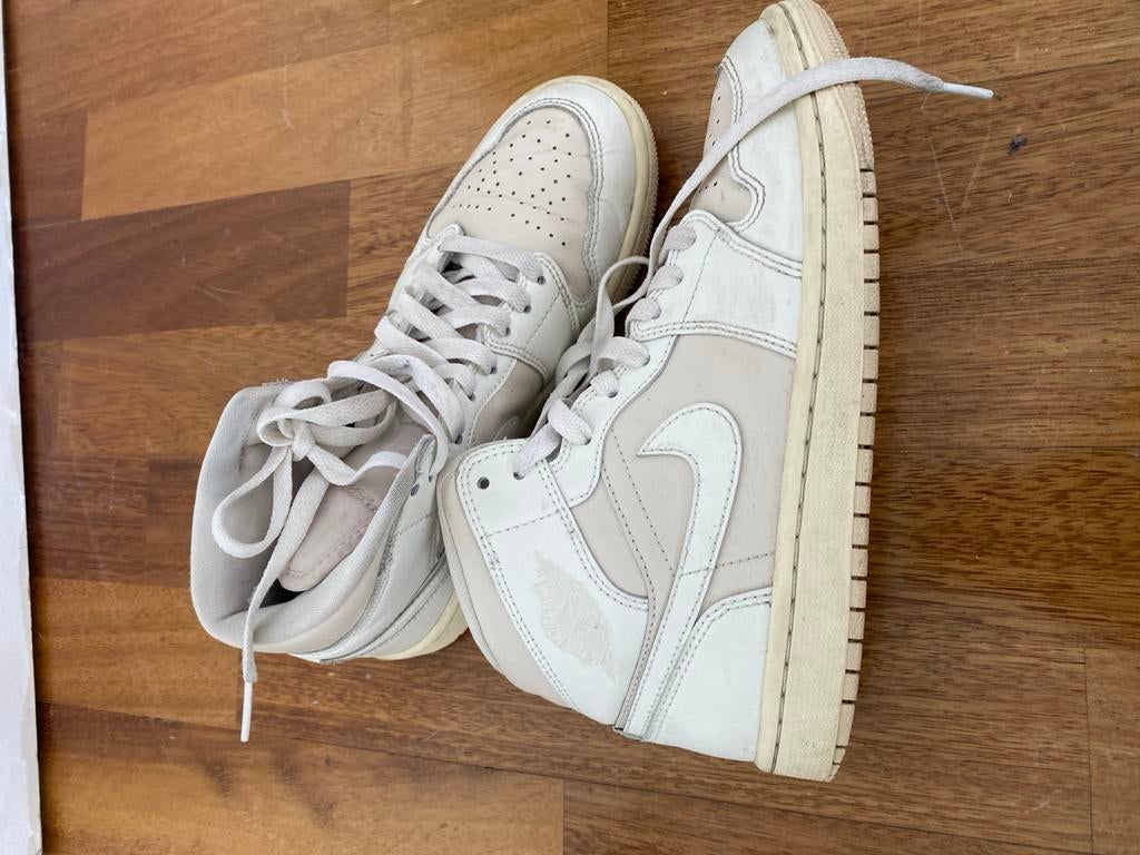 Nike Air Jordan 1 Mid 'Light Bone' sneakers - Maat 38.5, Ophalen of Verzenden, Gedragen, Wit, Sneakers of Gympen