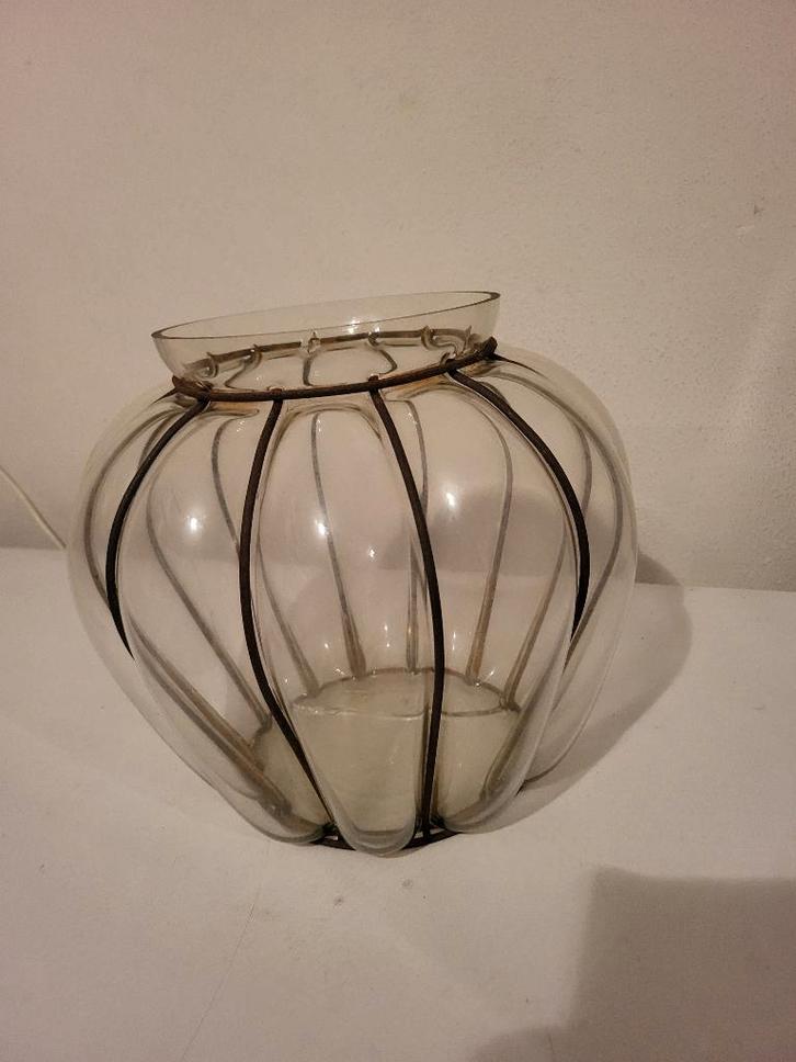 Vaas met ijzer en ingegoten glas., Huis en Inrichting, Woonaccessoires | Vazen, Gebruikt, Overige kleuren, Minder dan 50 cm, Glas