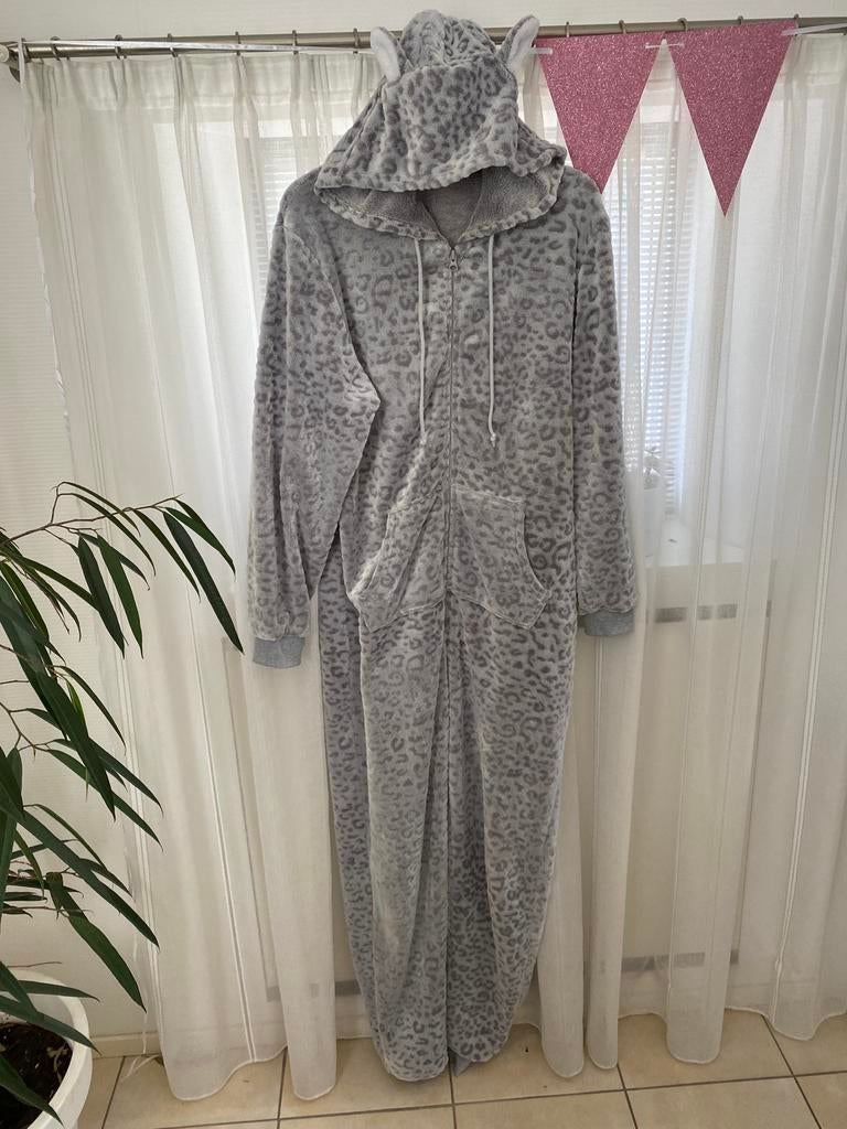 Leuke grijze fleece onesie print oortjes l xl, Ophalen of Verzenden, Zo goed als nieuw, Maat 42/44 (L), Grijs