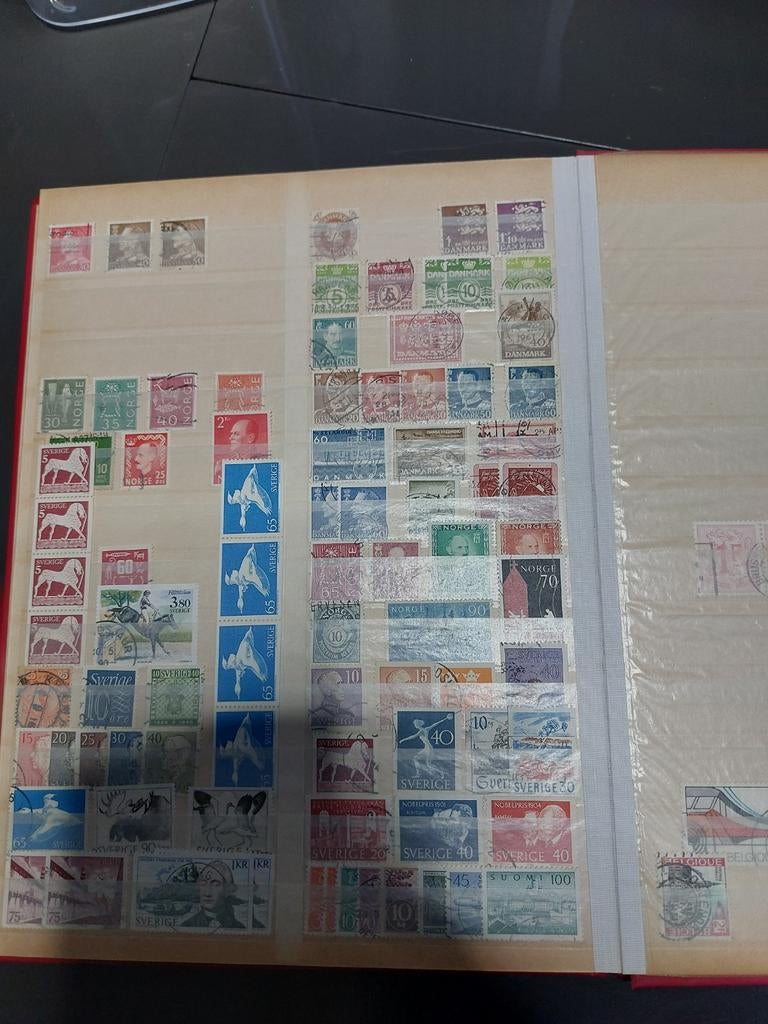 Verzameling postzegels in album, diverse landen, Ophalen of Verzenden, Na 1940, Gestempeld