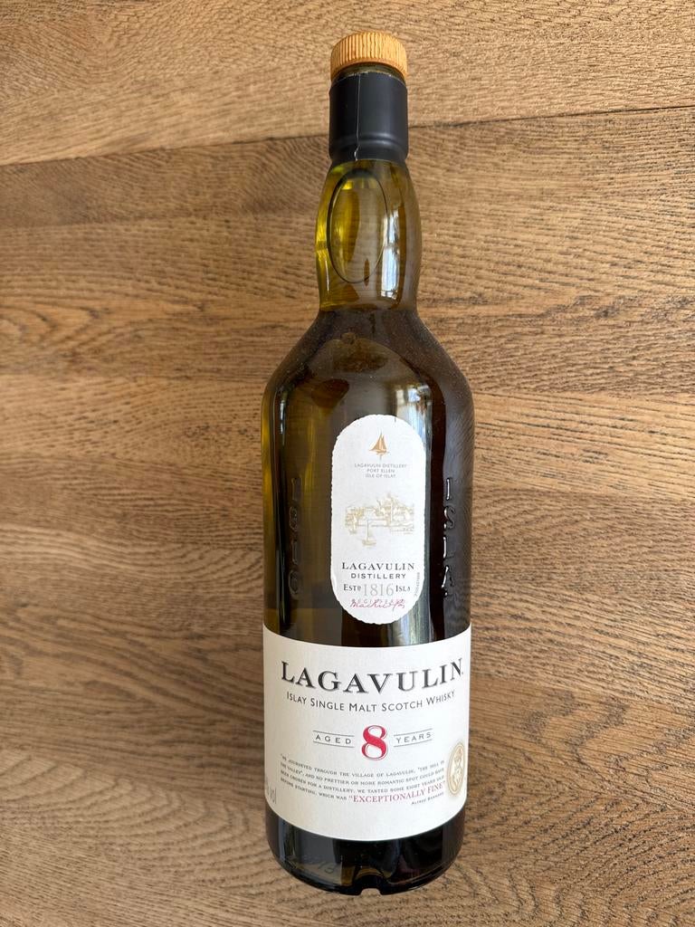 Lagavulin 8 Years Islay Single Malt Scotch Whisky, Verzamelen, Overige gebieden, Overige typen, Ophalen of Verzenden, Zo goed als nieuw