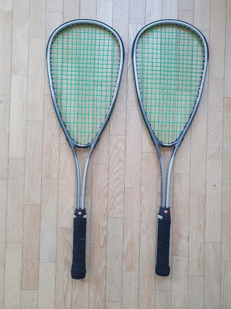 Squash set: 2 Wilson Rally 6000 rackets + 4 ballen, Sport en Fitness, Squash, Ophalen of Verzenden, Gebruikt, Racket, Met hoes