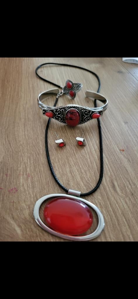 Set met rode steen hanger ring armband oorknopjes, Ophalen of Verzenden, Zo goed als nieuw, Rood
