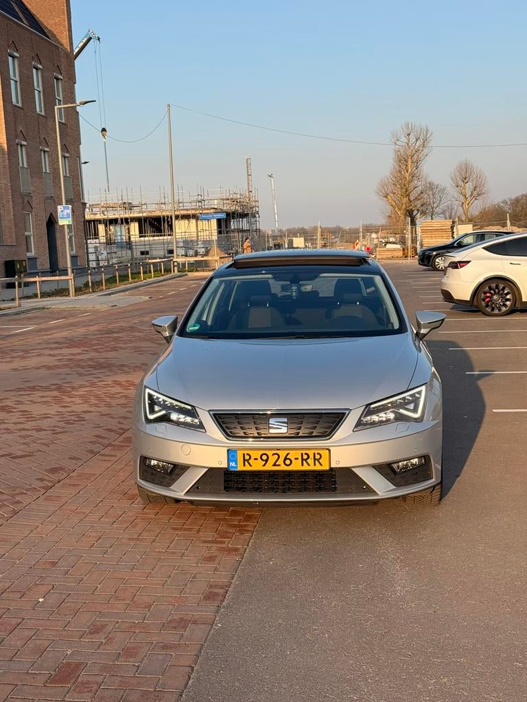 Seat Leon 1.0 Ecotsi 115PK Dsg-7 2017 Grijs Full Option, Auto's, Seat, Leon, 610 kg, Particulier, Navigatiesysteem