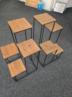 Set van 2 houten en metalen displaytafels, Ophalen, Minder dan 55 cm, Gebruikt, Vierkant