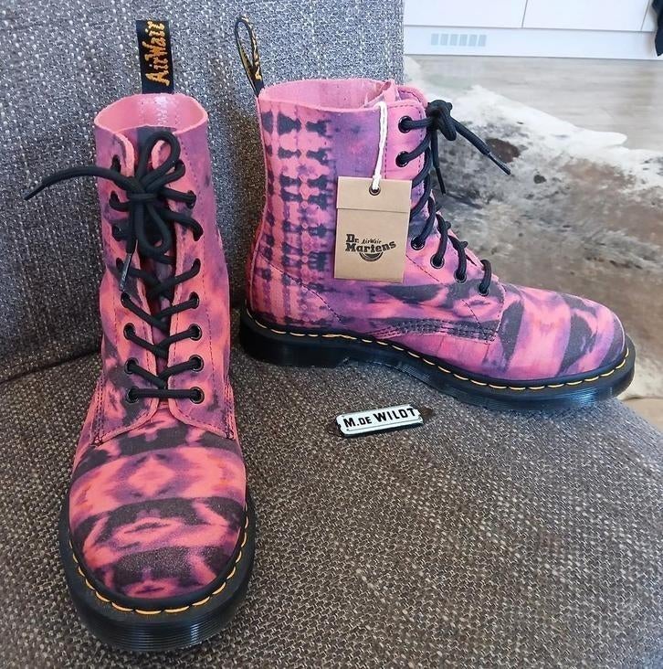 Nieuw: Dr. Martens maat 41 Pascal - rood roze zwart leer, Lage of Enkellaarzen, Nieuw, Ophalen of Verzenden, Dr. Martens