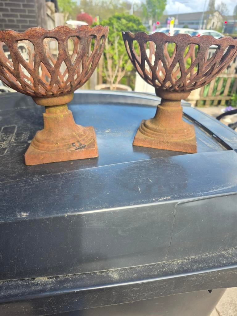 Gietijzeren schalen manden, Ophalen