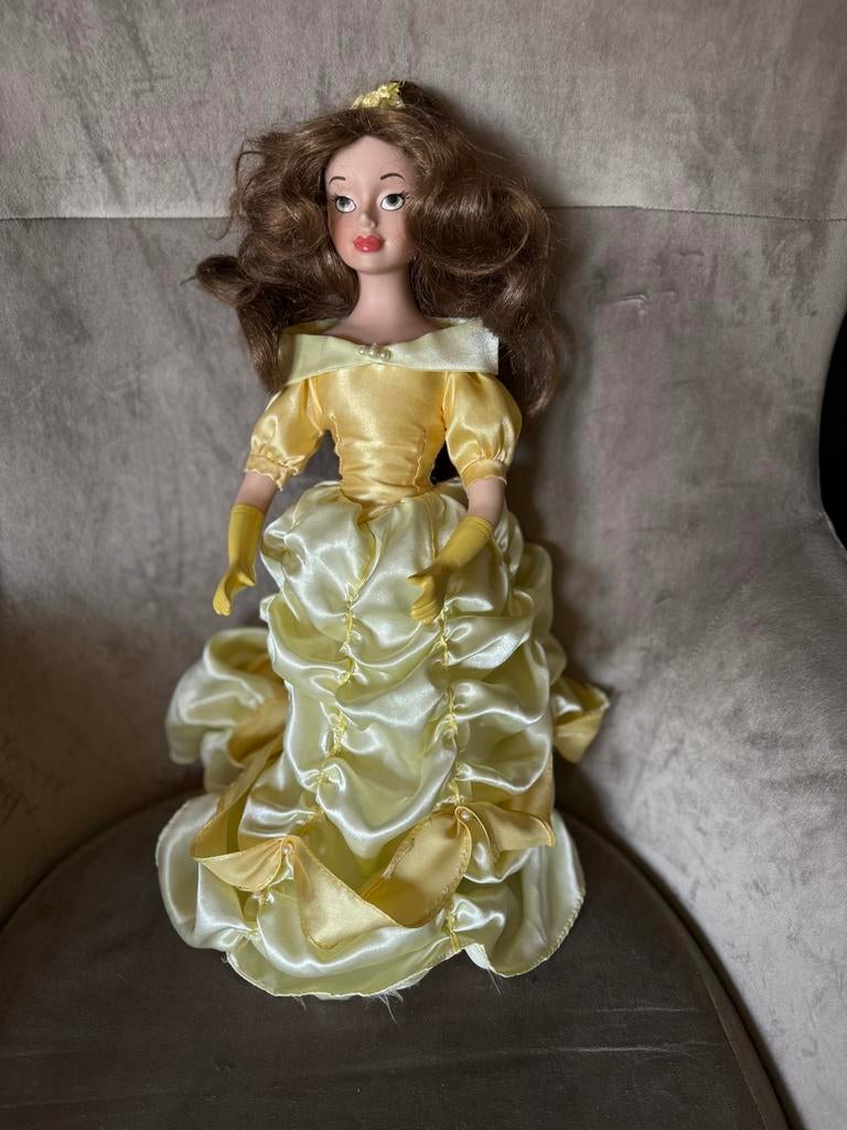 Disney porseleinen pop Belle, Ophalen of Verzenden, Assepoester of Belle, Gebruikt, Beeldje of Figuurtje