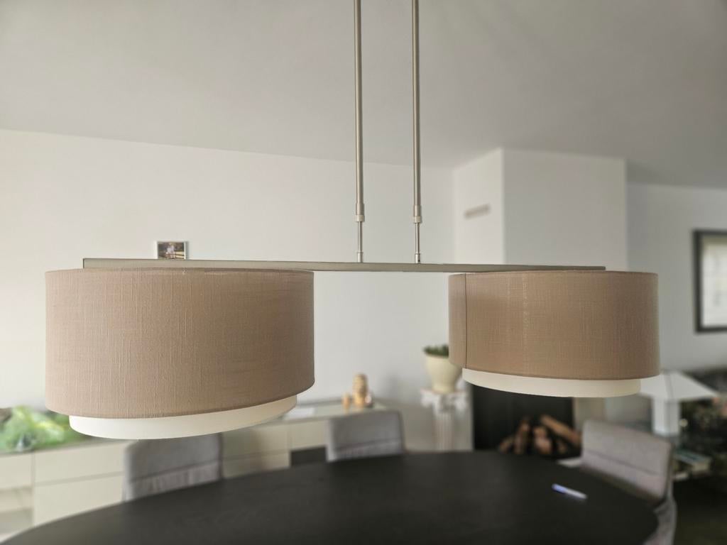 Te koop hang lamp met dubbele lampenkap taupe crème kleur, Huis en Inrichting, Lampen | Lampenkappen, Ophalen, Crème, Rond