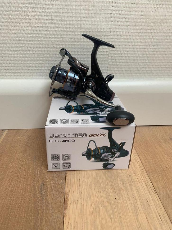 Nieuwe Saenger Ultra Tec 4500 baitrunner molen, 6 lagers, Watersport en Boten, Hengelsport | Roofvissen, Nieuw, Molen, Ophalen of Verzenden