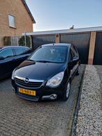Opel Agila 1.2 16V 2010 Zwart Hoge instap!, Voorwielaandrijving, Stof, 40 €/maand, 4 cilinders