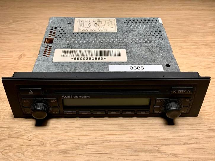 Audi Concert radio / cd speler 8E0035186D met code, Auto diversen, Autoradio's, Gebruikt, Ophalen