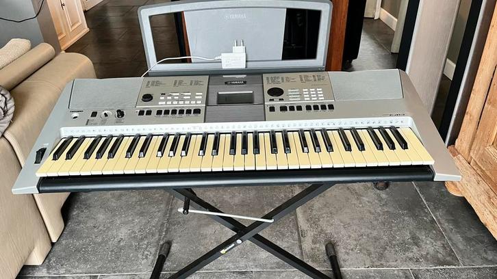 Yamaha PSR-E413 Keyboard met bijbehorende tandaard, Muziek en Instrumenten, Keyboards, Gebruikt, 61 toetsen, Yamaha, Met standaard