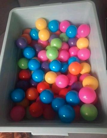 Gekleurde ballenbak ballen beschikbaar voor biedingen