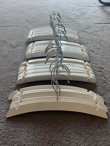 35 witte houten babykledinghangers Babypark beschikbaar voor biedingen