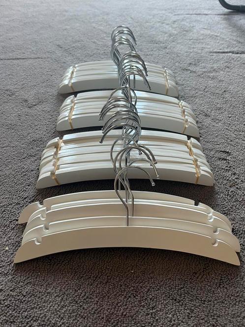 35 witte houten babykledinghangers Babypark, Kinderen en Baby's, Babymode-accessoires, Nieuw, Ophalen of Verzenden
