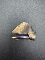 Vintage bronzen broche met regenboog hematiet, Sieraden, Tassen en Uiterlijk, Broches, Brons, Gebruikt, Overige kleuren, Minder dan 4 cm