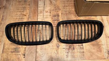 Originele zijdeglans zwarte nieren BMW E90/91 LCI beschikbaar voor biedingen