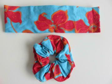 Haarband en scrunchie (haarelastiek) Blauw met rode bloemen beschikbaar voor biedingen
