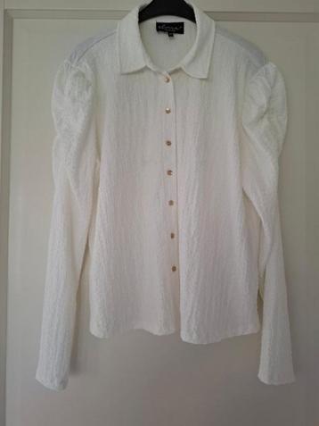 Zeer mooie witte blouse beschikbaar voor biedingen