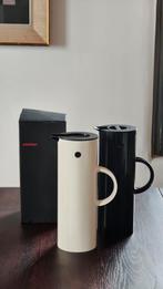 Twee Stelton Thermoskannen in Wit & Zwart Deens Design, Ophalen of Verzenden, Gebruikt