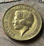 Munt Juliana - Beatrix, Postzegels en Munten, Penningen en Medailles, Ophalen of Verzenden, Overige materialen, Nederland