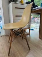 Design stoel met essen onderstel, Huis en Inrichting, Stoelen, Ophalen, Zo goed als nieuw, Eén